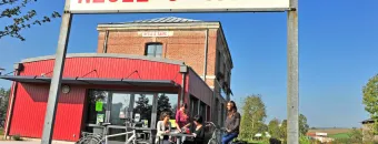 Pause au bord de la voie verte au Quai Gourmand à Saint-Saire