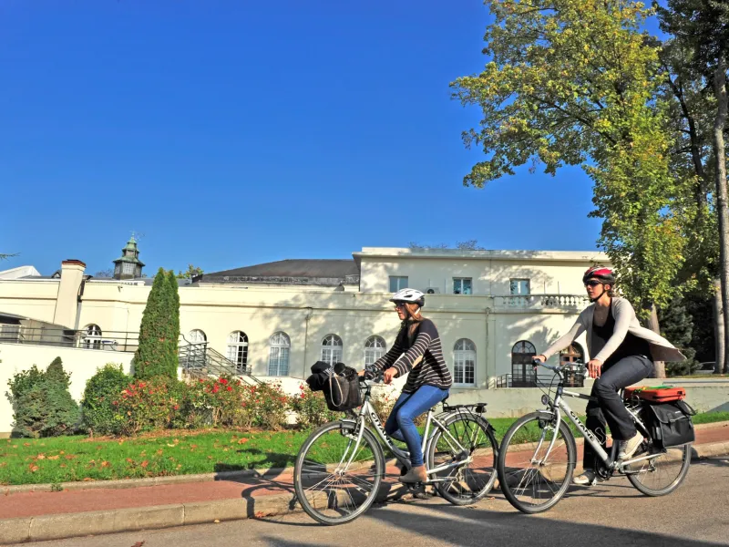 Arrivée à Forges-les-eaux à vélo sur l'Avenue Verte London-Paris