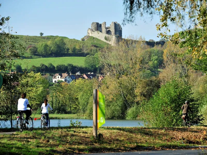 Voie verte en face du château d'Arques-la-Bataille