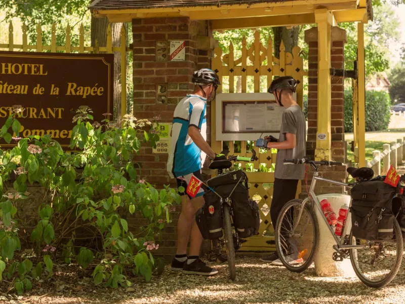 Cyclistes devant le château de Bazincourt