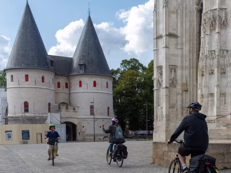 À vélo sur la parvis de la cathédrale de Beauvais