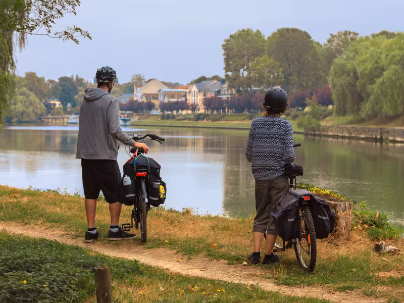 Cyclistes au bord de l'Oise vers Parmain