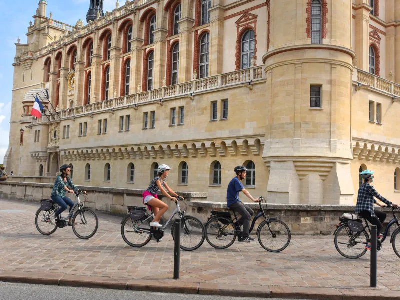 Cyclistes devant devant le château de Saint-Germain-en-Laye