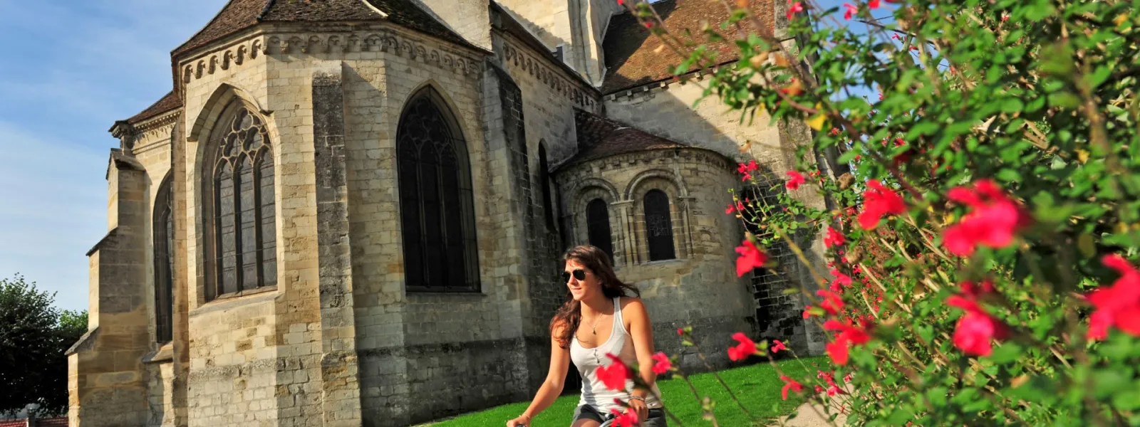 L'église d'Auvers-sur-Oise sur l'Avenue Verte London-Paris à vélo