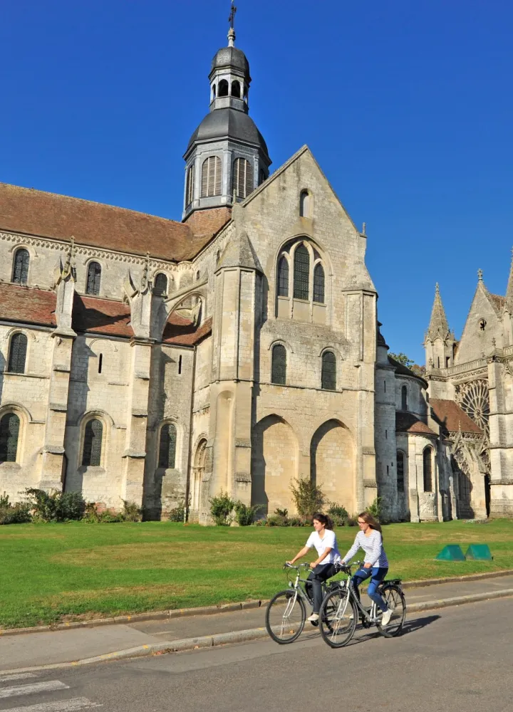 Cyclistes devant l'abbaye de Saint-Germer-de-Fly