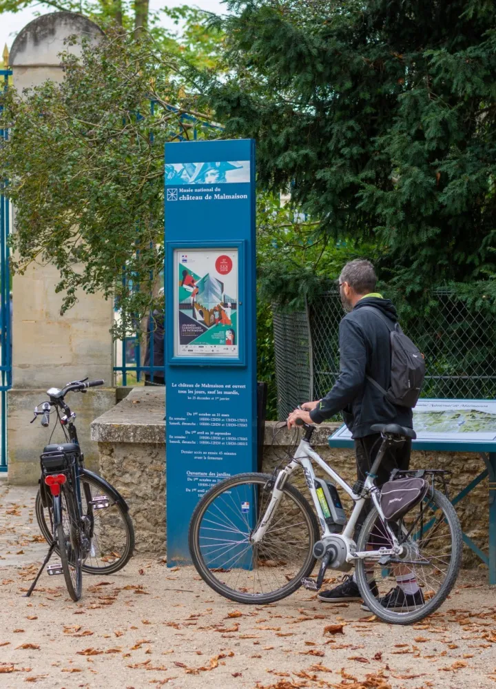Cycliste devant le château de Rueil-Malmaison