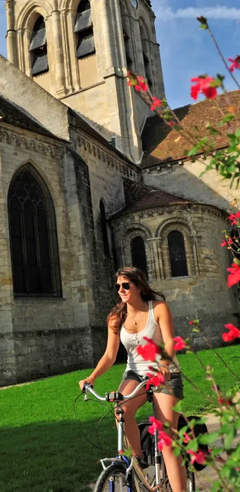 L'église d'Auvers-sur-Oise sur l'Avenue Verte London-Paris à vélo