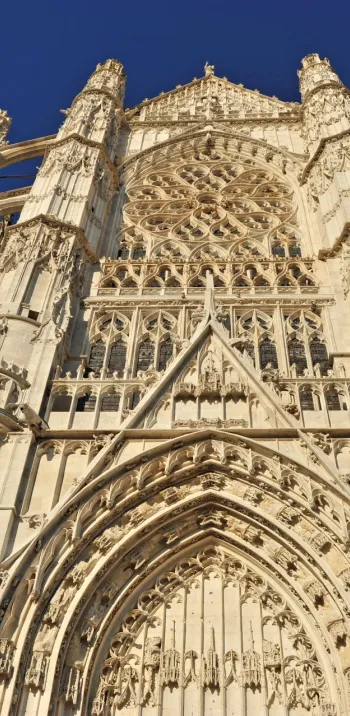 Cathérale de Beauvais sur l'Avenue Verte London-Paris à vélo