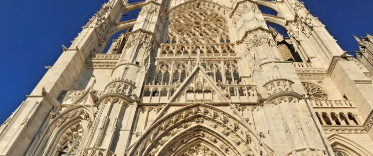 Cathérale de Beauvais sur l'Avenue Verte London-Paris à vélo