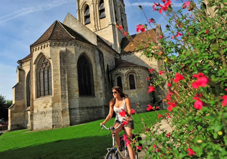 L'église d'Auvers-sur-Oise sur l'Avenue Verte London-Paris à vélo