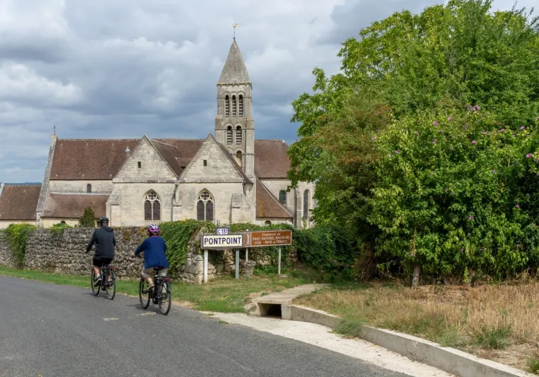 Arrivée à vélo à Pontpoint et son église