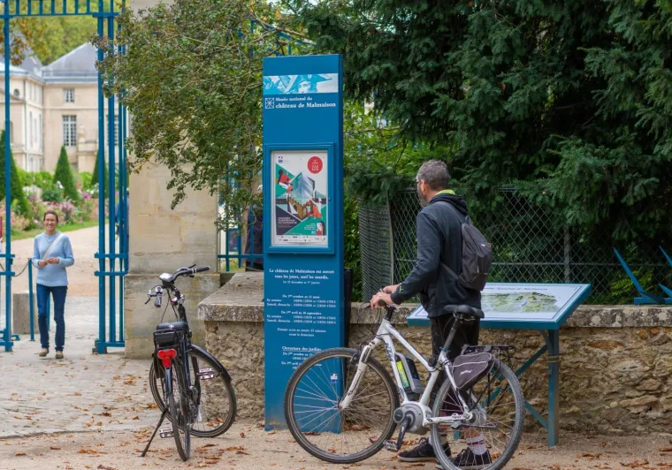 Cycliste devant le château de Rueil-Malmaison