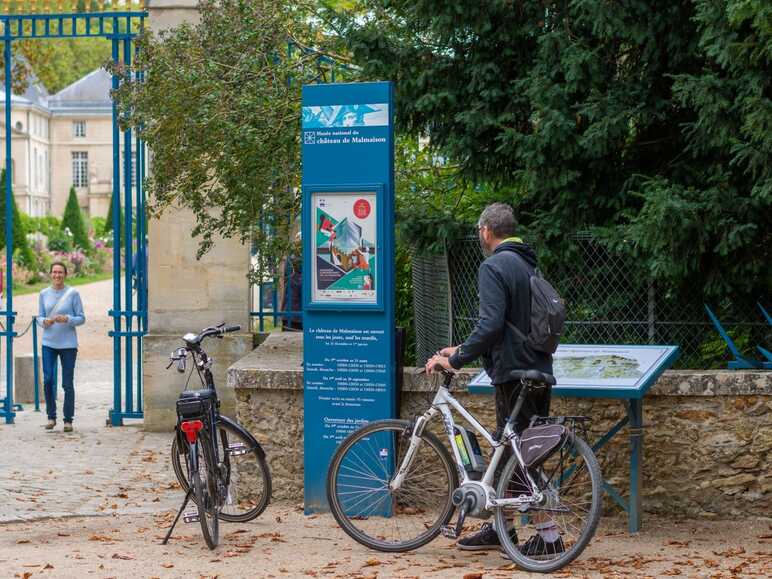 Cycliste devant le château de Rueil-Malmaison